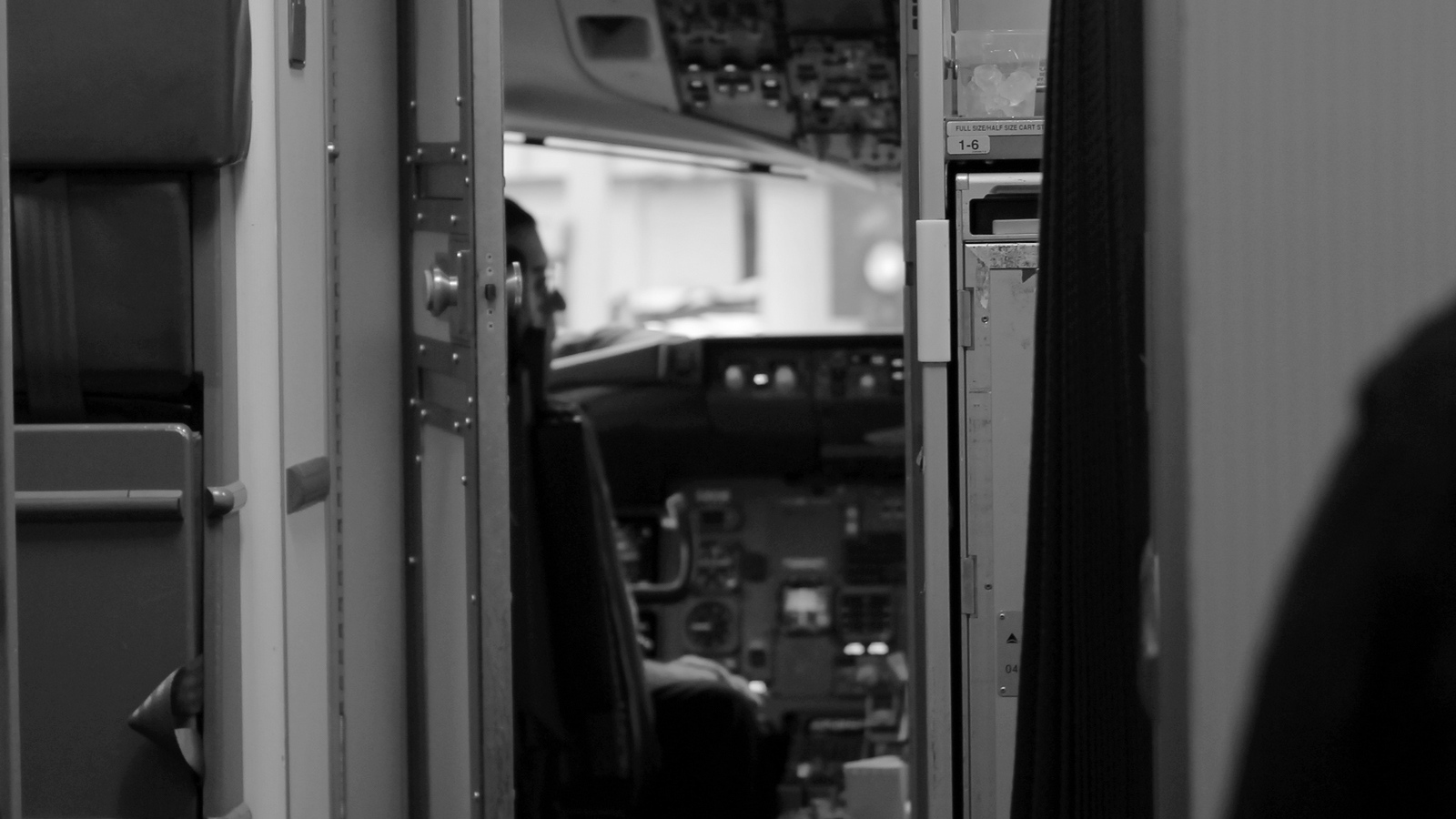 Boeing 757 cockpit door